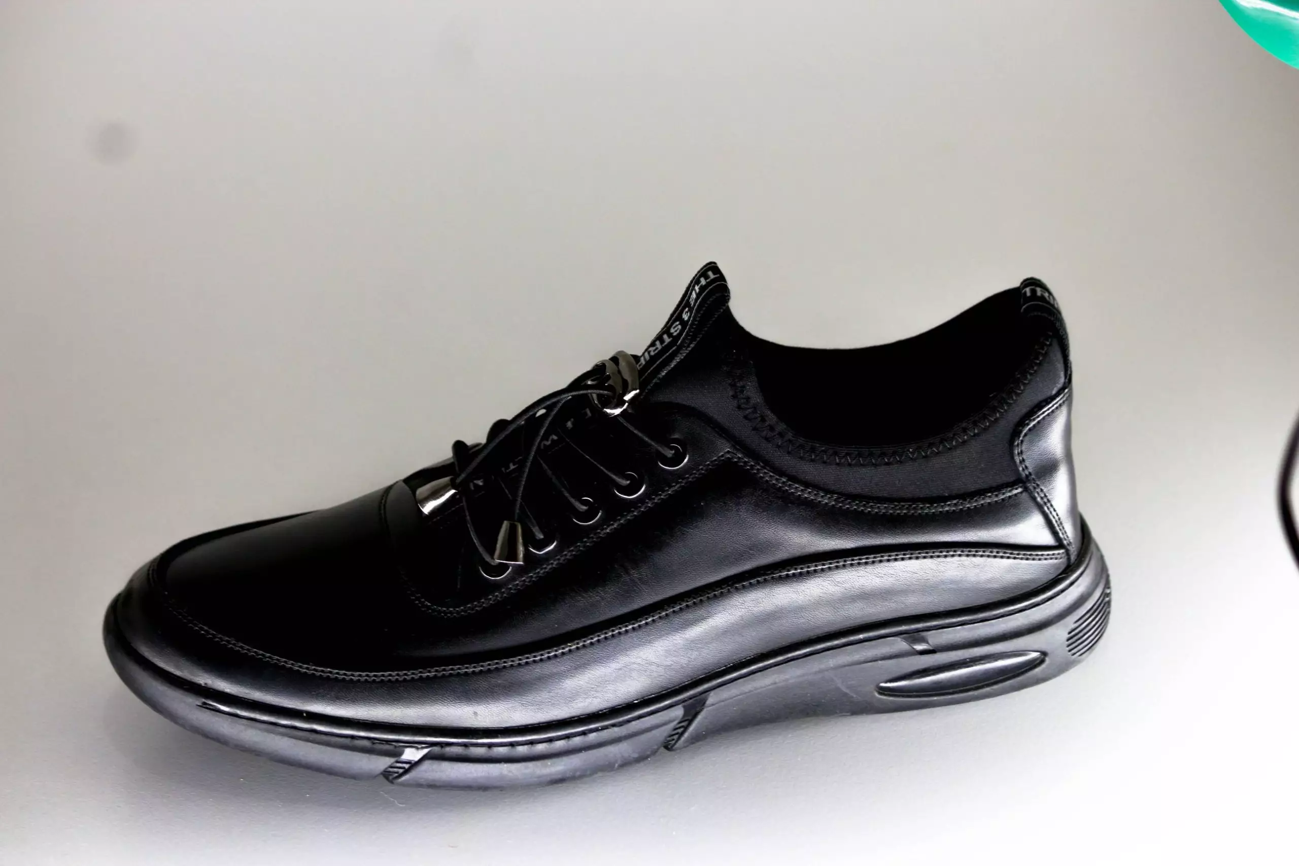 ⁦حذاء جلدي خفيف و صيفي⁩ - الصورة ⁦2⁩