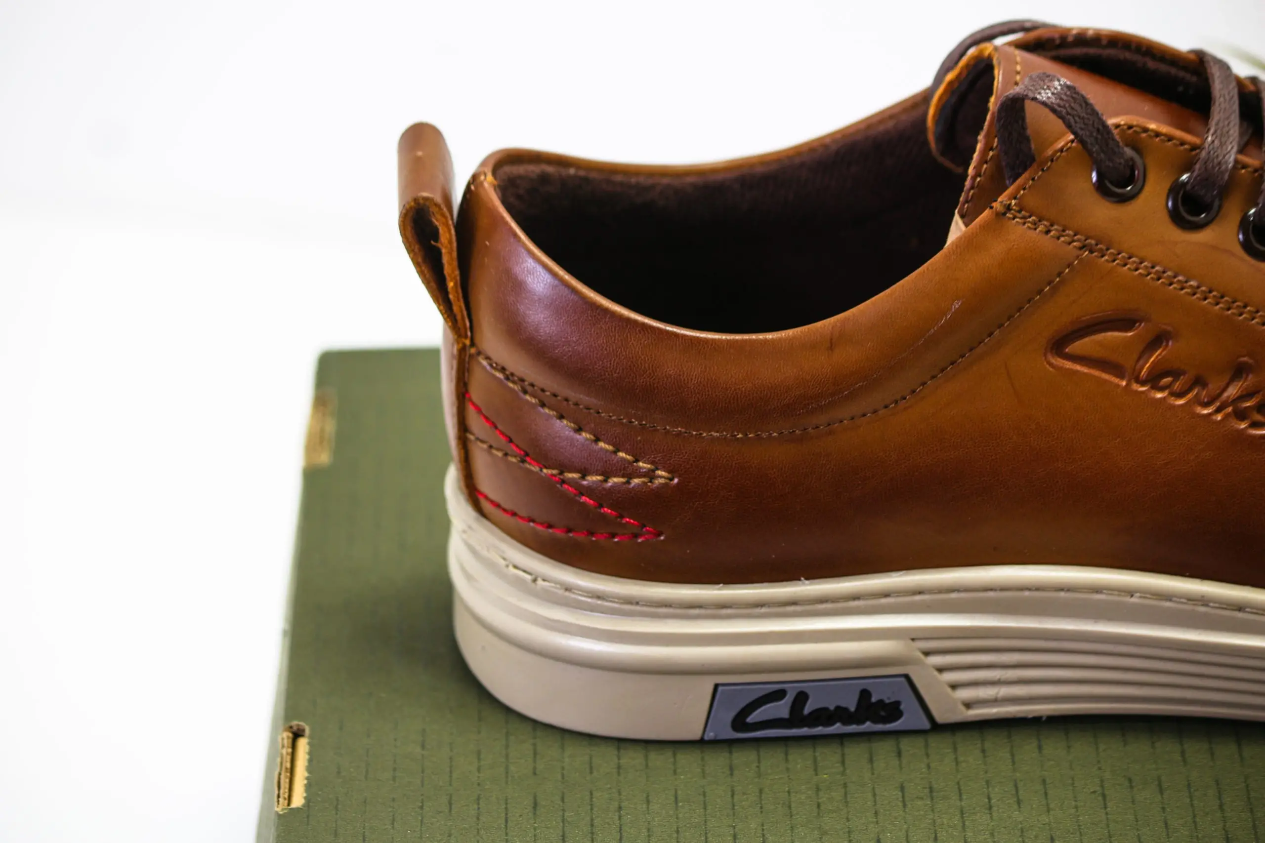 ⁦حذاء كلاسيكي مميز من Clarks⁩ - الصورة ⁦2⁩